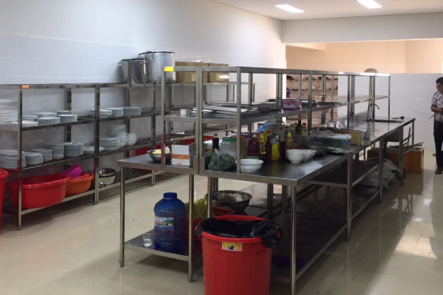 Thiết bị, giá để đồ đạc bát đĩa trong khu bếp nấu